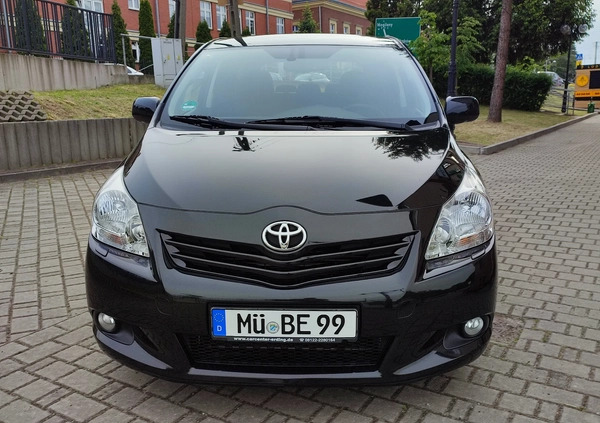 Toyota Verso cena 27500 przebieg: 180000, rok produkcji 2010 z Zwoleń małe 529